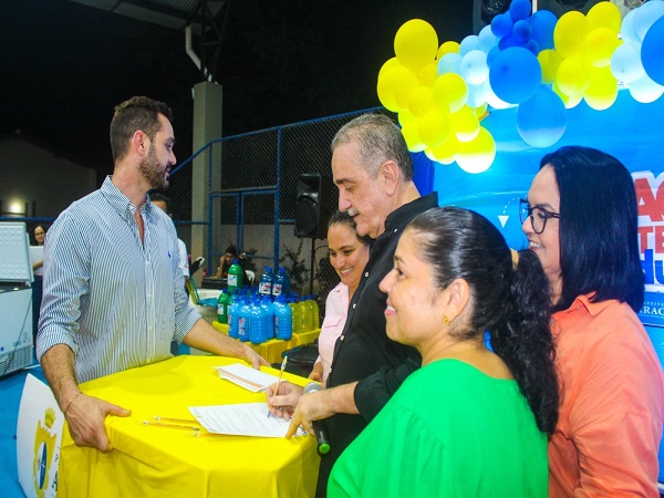 Entrega de equipamentos, reajuste salarial de professores e cooperação para a criação de novas escolas estaduais