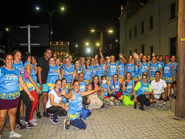 Entrega de camisetas para as praticantes de atividade física dos projetos 